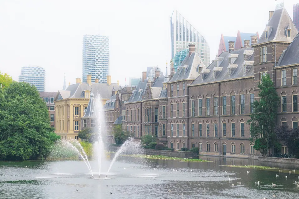 Het Binnenhof in Den Haag met de fontein